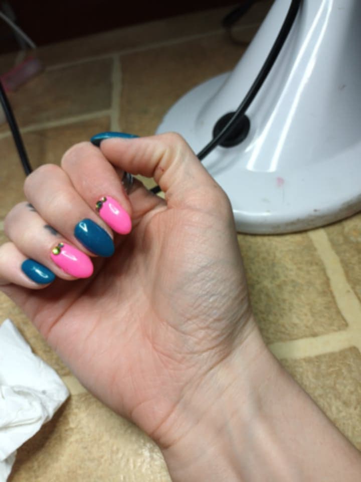 Kék francia körmök